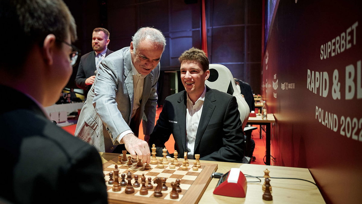 Były mistrz świata Garri Kasparow wykonuje symboliczny ruch w partii Jana-Krzysztofa Dudy