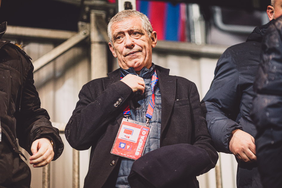 Fernando Santos obserwujący mecz Raków Częstochowa – Górnik Zabrze w PKO BP Ekstraklasie