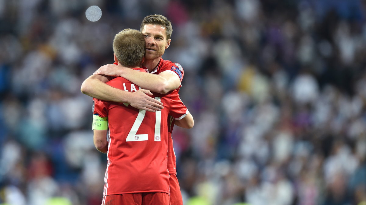 Philipp Lahm (tyłem) i Xabi Alonso