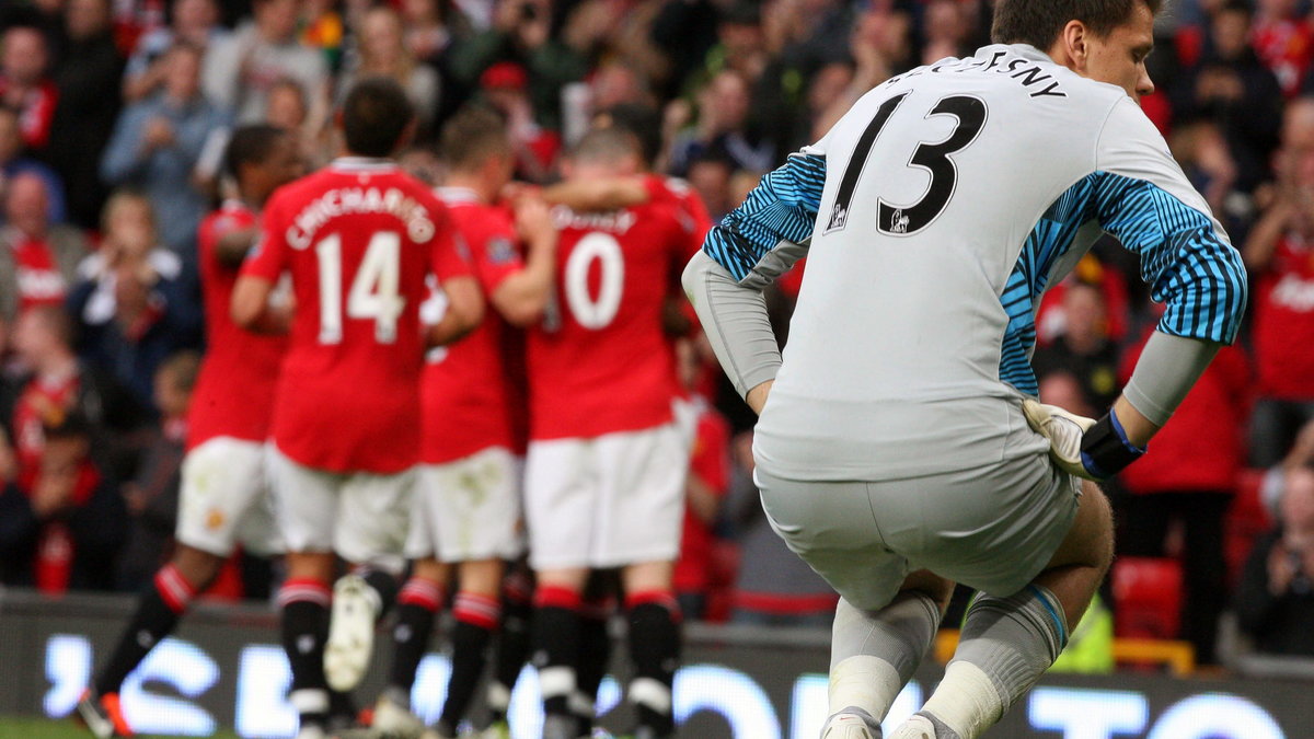 Bezradny Wojciech Szczęsny, w tle radość graczy Manchesteru United