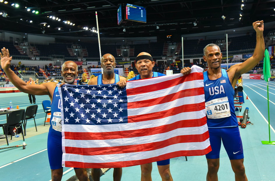 Biegacze z USA (M65)byli bezkonkurencyjni w sztafecie 4x200 m.Złoty medal zdobyli (od lewej) Charles Allie, Thomas Jones, Thaddeus Wilson i  George Haywood.