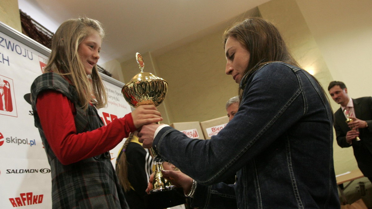 Izabela Marcisz (L) i Justyna Kowalczyk (P)