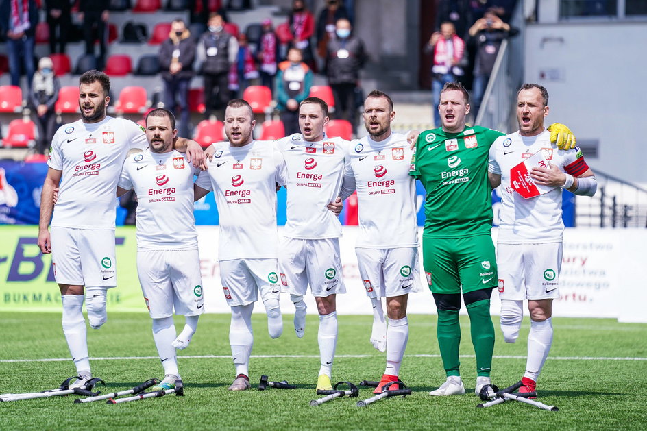 Polacy (Kapłon stoi czwarty od lewej) przed meczem towarzyskim z Turcją 8 maja tego roku. Przegrali go aż 0:5, ale liczą na to, że podczas mistrzostw Europy pokonają faworyta turnieju. 