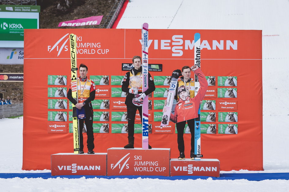 Podium klasyfikacji generalnej PŚ 2022/23. Od lewej: Stefan Kraft, Halvor Egner Granerud, Anze Lanisek.