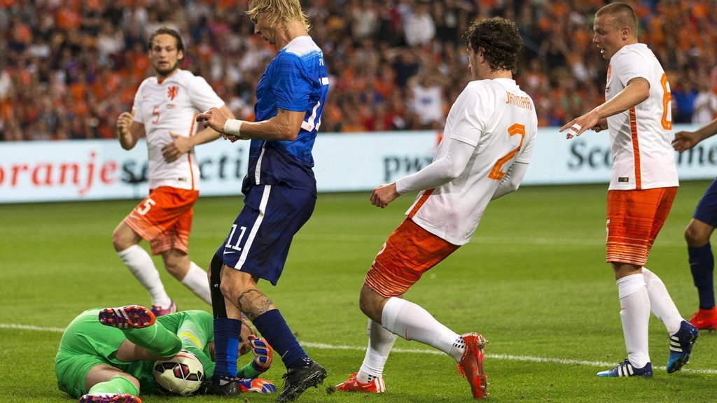 Jasper Cillesen (z piłką) i koledzy z reprezentacji Holandii są daleko od Euro 2016, fot. Michael Kooren / Reuters