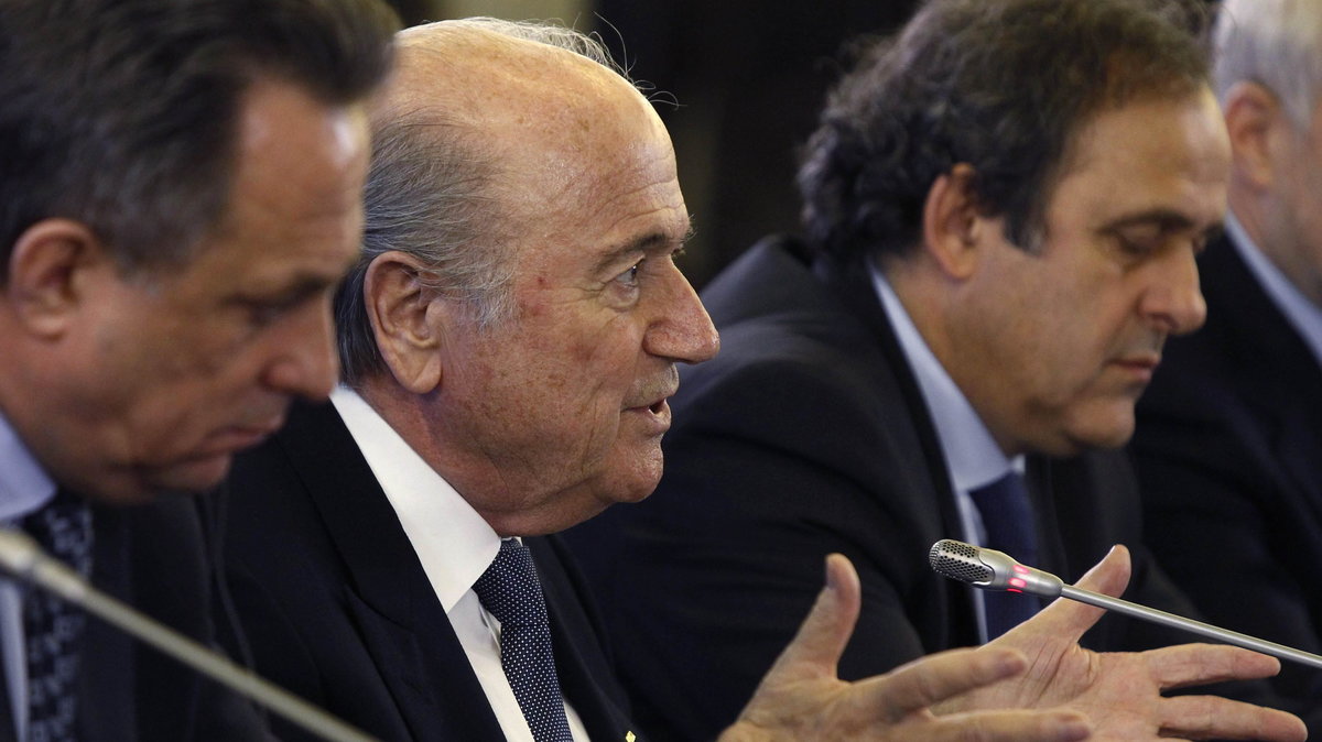 Sepp Blatter (w środku) i Michel Platini (po prawej)