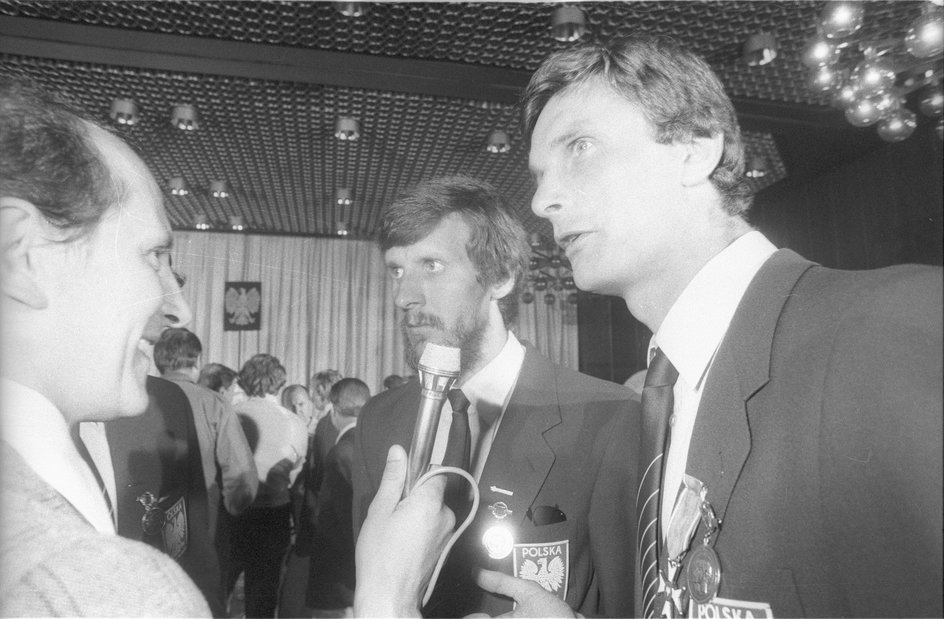Włodzimierz Szaranowicz przeprowadza rozmowę ze Stefanem Majewskim i Władysławem Żmudą po powrocie reprezentacji Polski z MŚ 1982