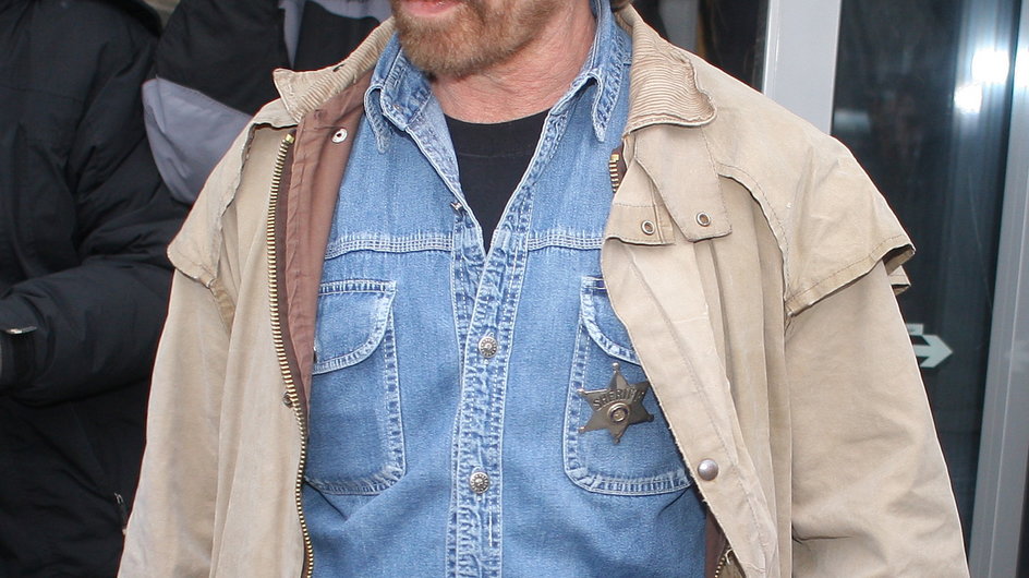 Chuck Norris przed siedzibą PZPN