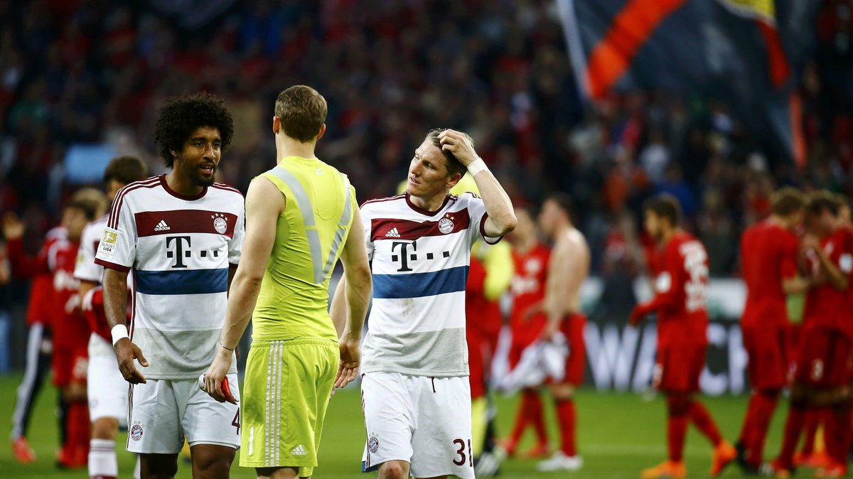 Bayern Munich's Dante, goalkeeper Neuer and Schweinsteiger chat after their German first division Bundesliga soccer match against Bayer Leverkusen in Leverkusen