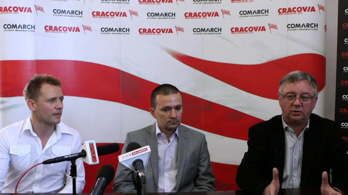 (Od lewej) Tomasz Rząsa, Rafał Ulatowski i właściciel Cracovii Janusz Filipiak (P)