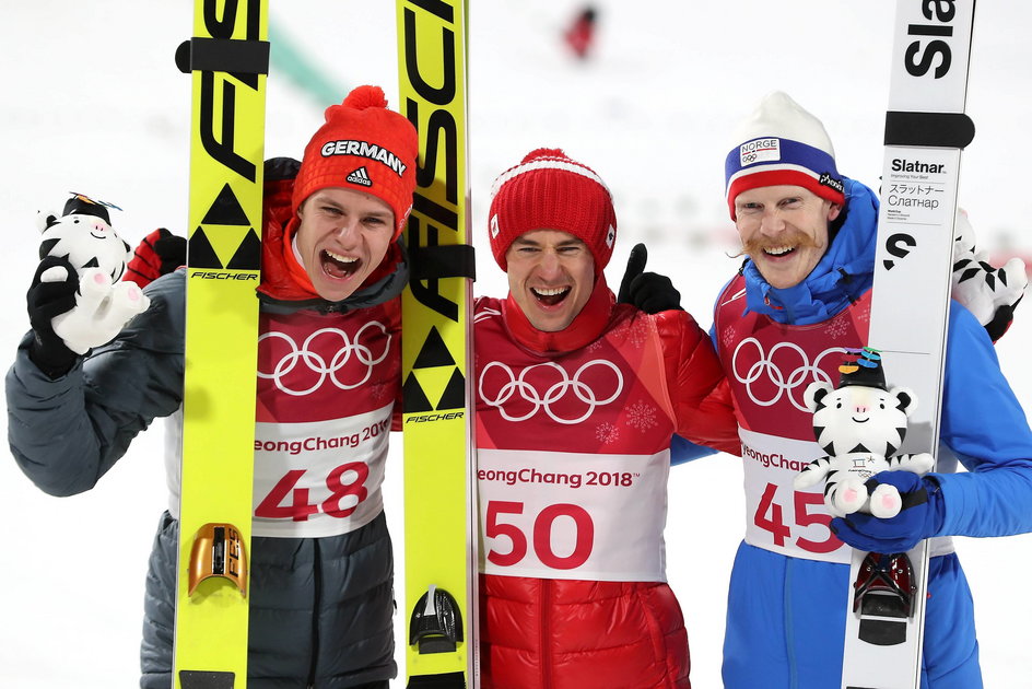 Andreas Wellinger podczas igrzysk w Pjongczangu sięgnął po trzy medale. Tu cieszy się ze srebra. Obok Kamil Stoch i Robert Johansson 