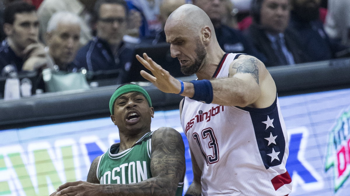 Isaiah Thomas (L) i Marcin Gortat