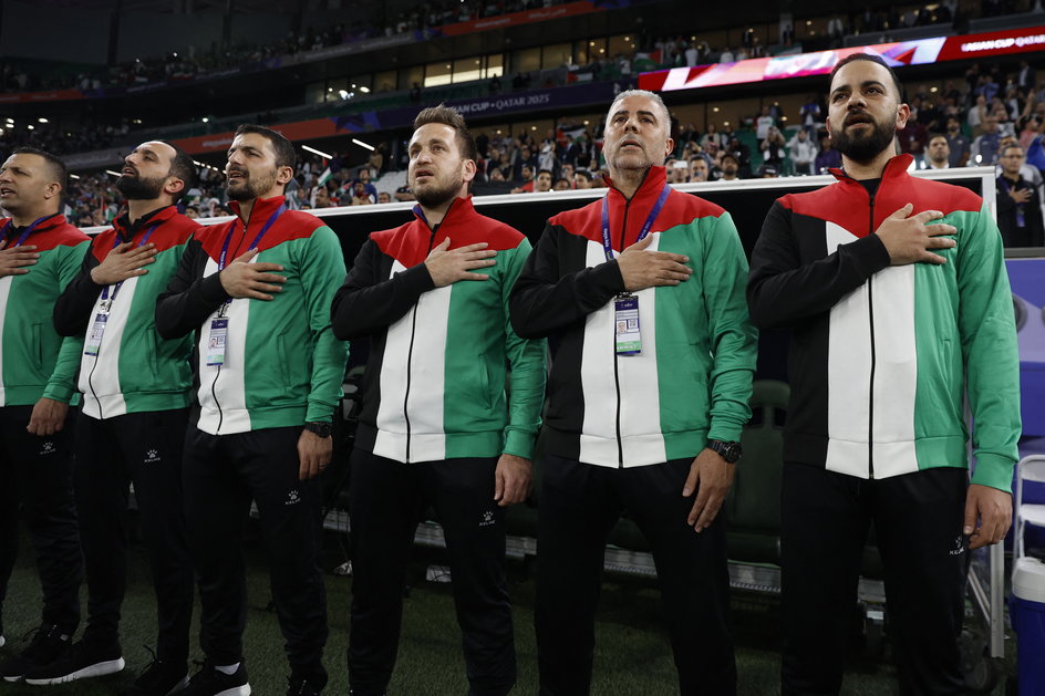 Reprezentanci i sztab kadry Palestyny przed meczem z Iranem w Pucharze Azji