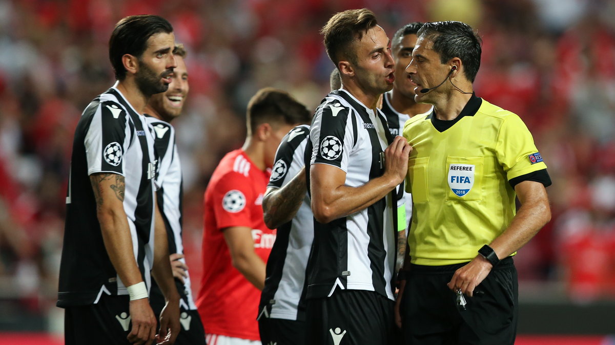 Piłkarze PAOK-u dyskutują z arbitrem meczu Benfica – PAOK