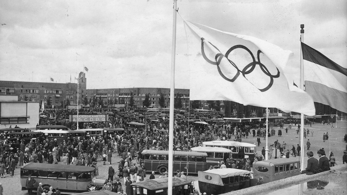 Otwarcie Igrzysk IX Olimpiady. Widoczna publiczność zgromadzona przed stadionem.