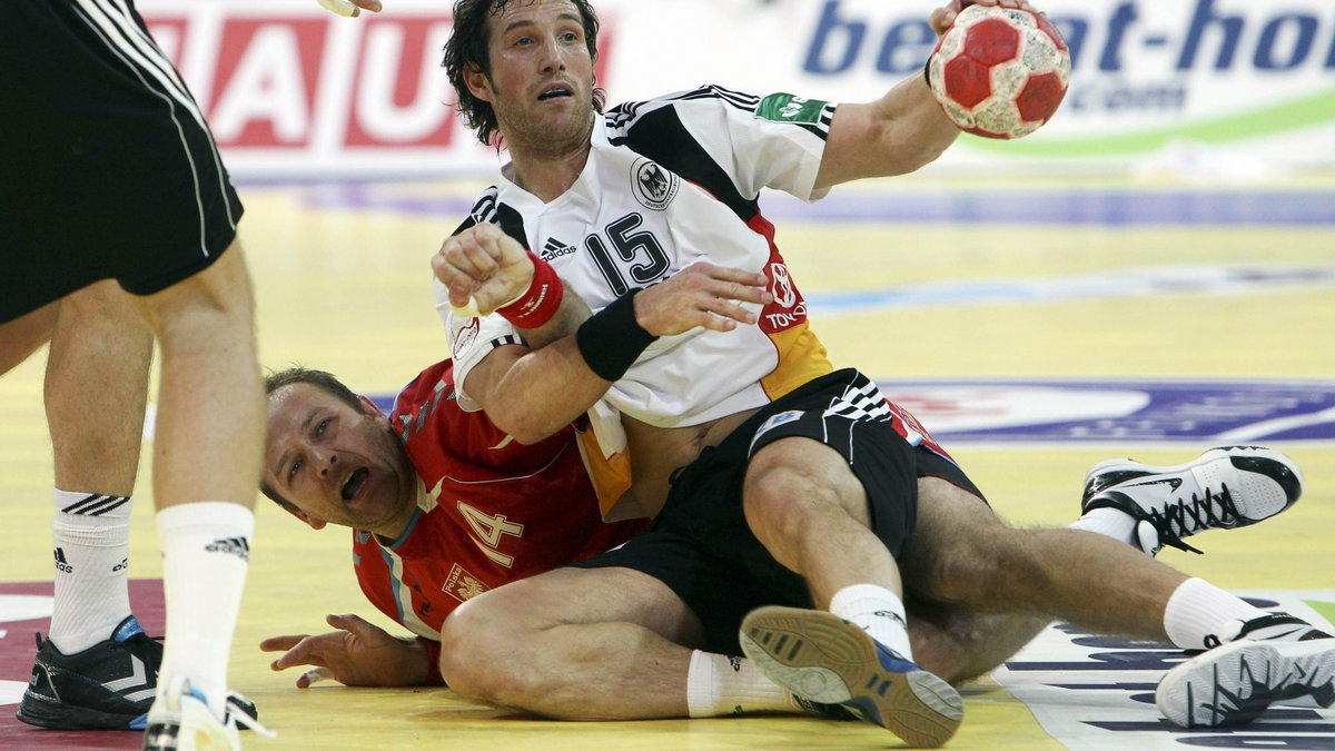 2010-01-19T181728Z_01_POP04_RTRIDSP_3_HANDBALL.jpg