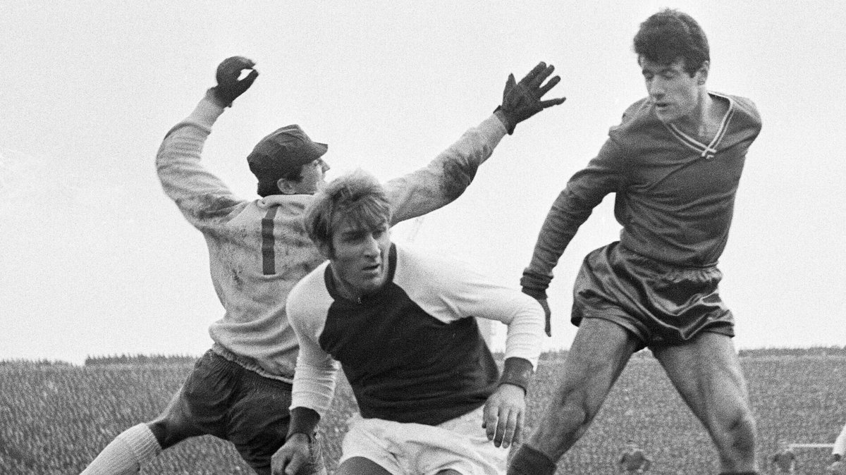 Puchar Europy, mecz Górnik Zabrze - CSKA Sofia (3:0), Zabrze, 07.12.1966. Na zdjęciu bramkarz Hubert Kostka i obrońca Rainer Kuchta