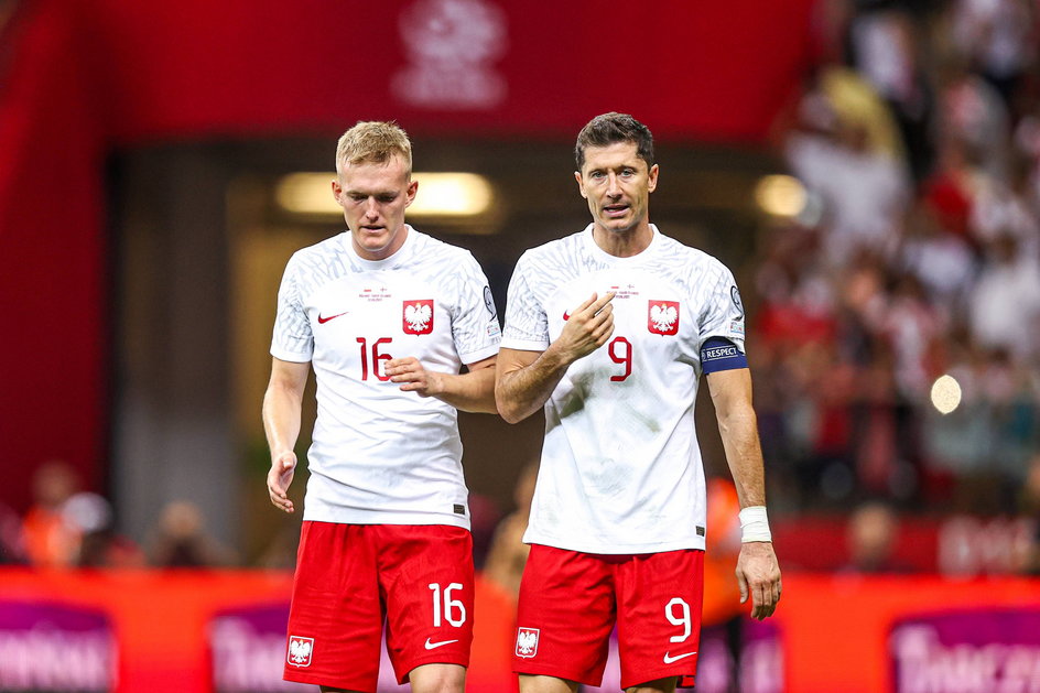 Karol Świderski (z lewej) i Robert Lewandowski (Polska 2:0 Wyspy Owcze, 07.09.2023 r.).