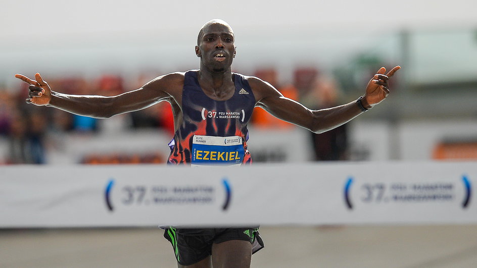 Ezekiel Omullo jako jedyny pobiegł poniżej granicy 2 godzin i 10 minut (2:09:19)