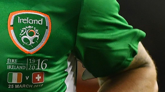 Irlandia ukarana za rocznicowe koszulki?