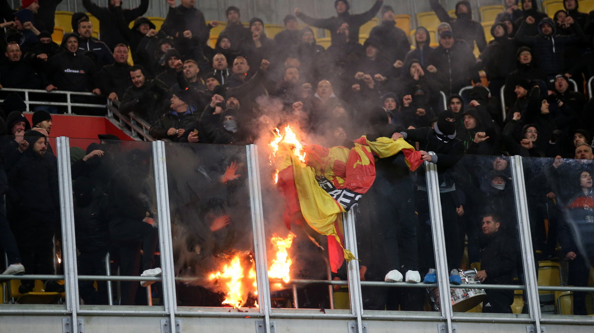 Kibice Legii spalili na trybunach flagę Jagiellonii