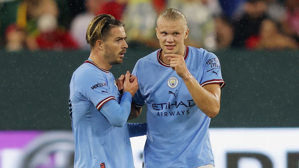 Erling Haaland (P) i Jack Gealish (L) w barwach Manchesteru City