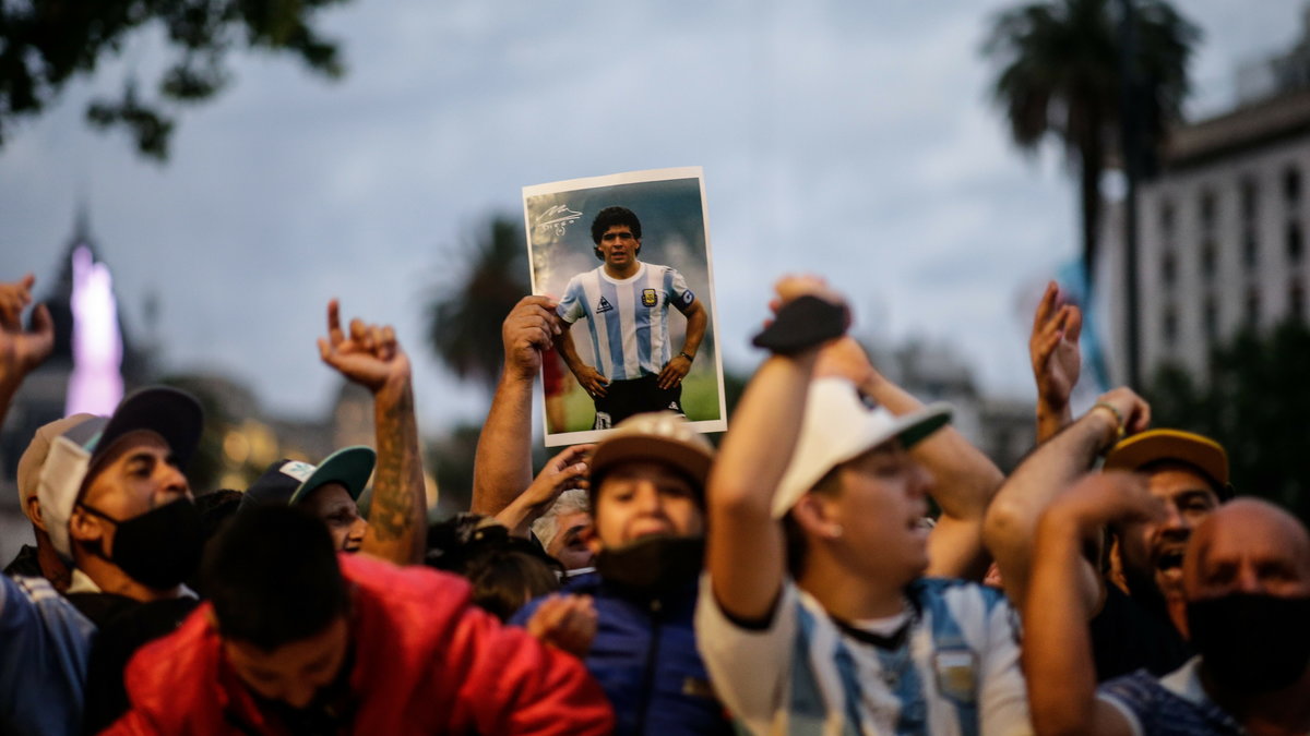 Tłumy przed pałacem prezydenckim w Buenos Aires