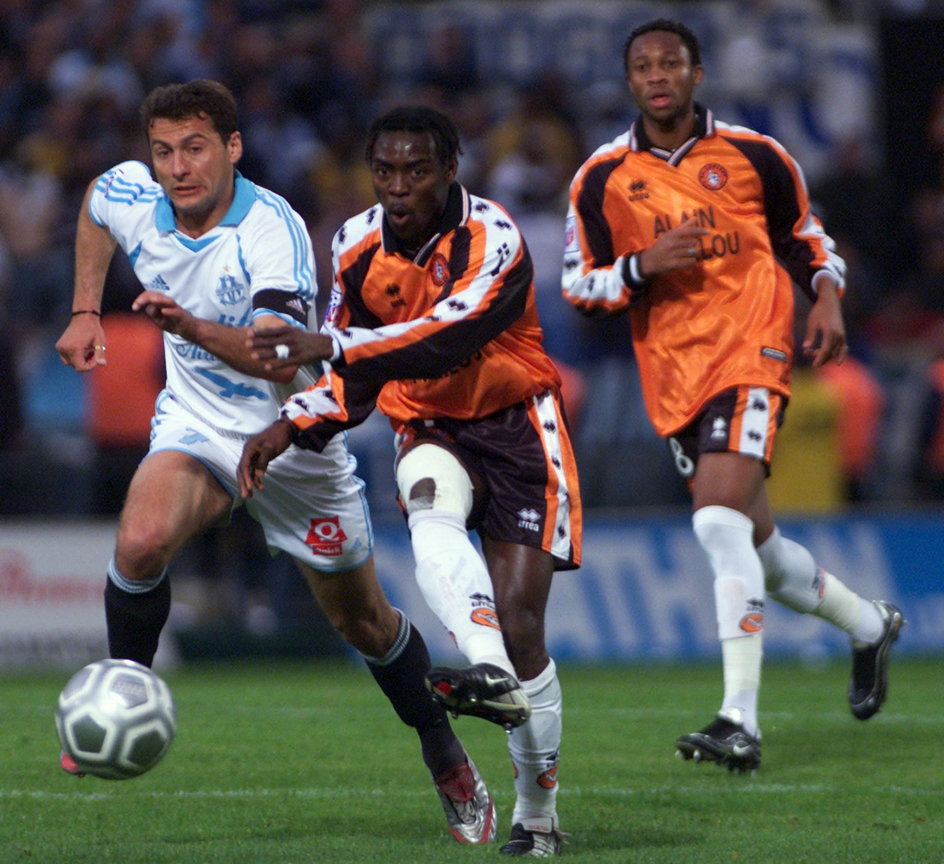 Piotr Świerczewski (Olympique Marsylia), Pascal Feindouno i Seydou Keita (FC Lorient)