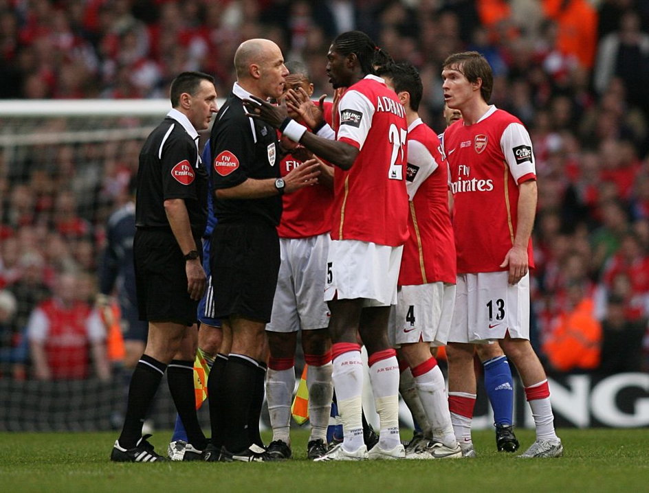 Howard Webb w czasie finału Pucharu Ligi między Chelsea a Arsenalem