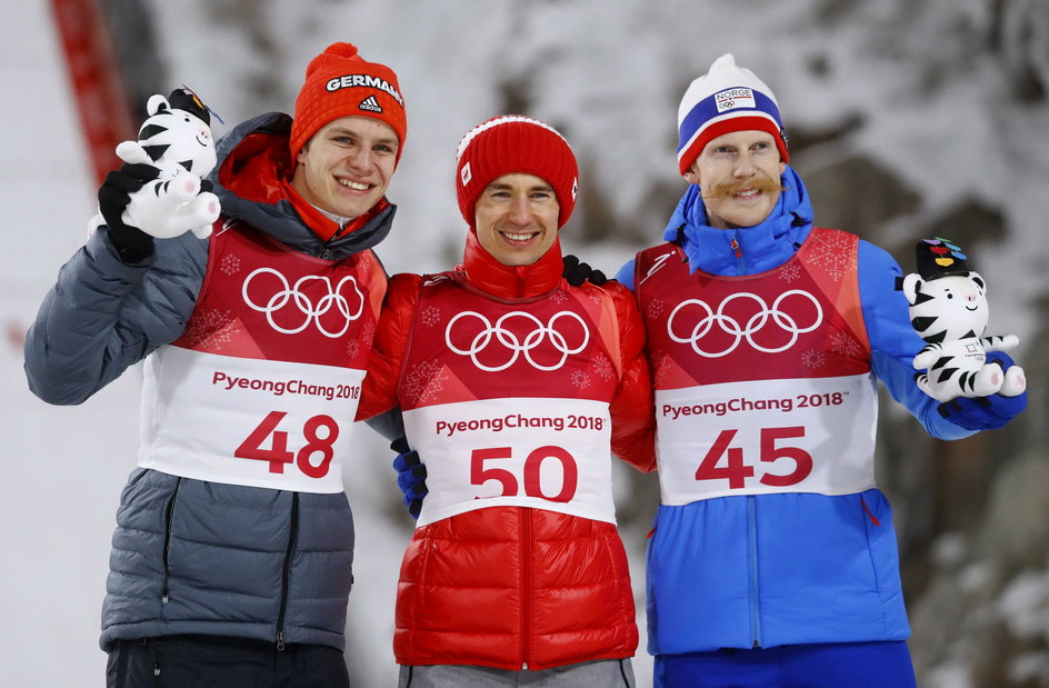 Najlepsza trójka na podium podczas ceremonii wręczenia maskotek. Medale odbiorą jutro