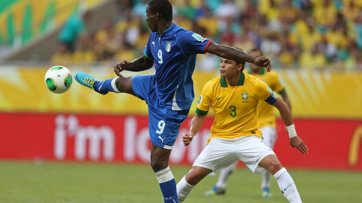 Mario Balotelli (L) i Thiago Silva (P)