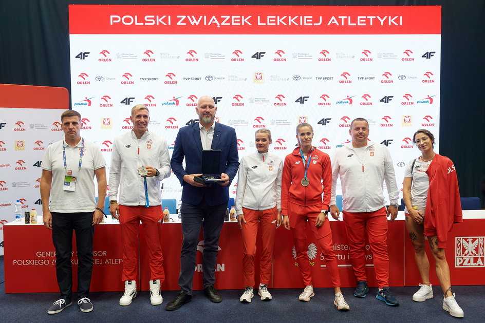 Tomasz Majewski i przedstawiciele reprezentacji Polski prezentują srebrne medale DME