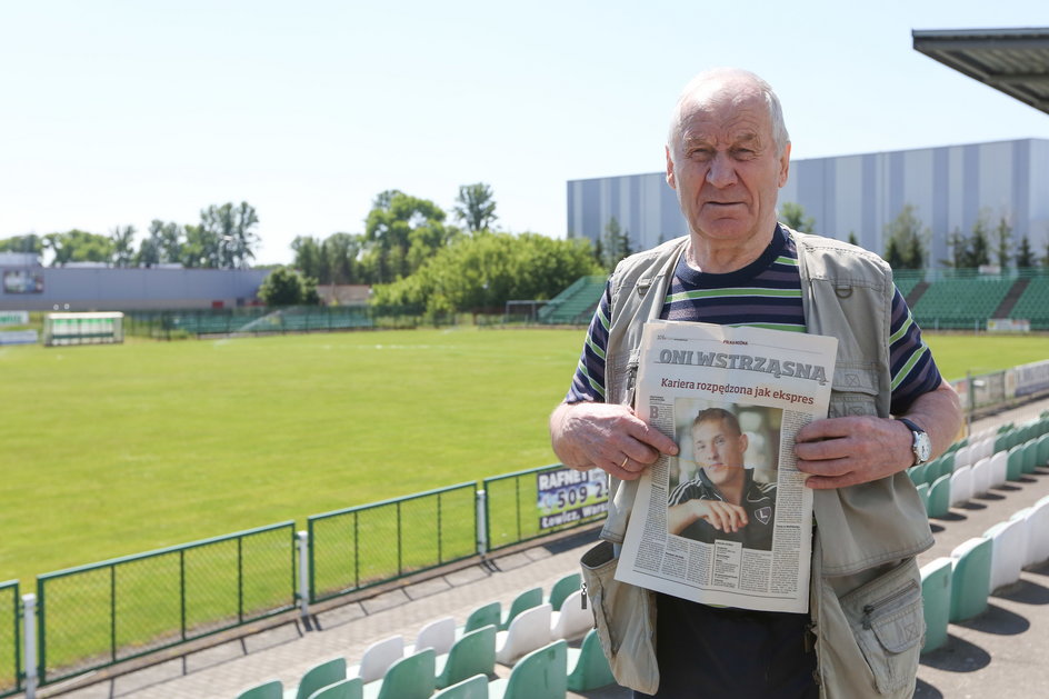 Henryk Plichta na stadionie Pelikana z jednym z artykułów o Maćku, jakie zbiera od kilkunastu lat