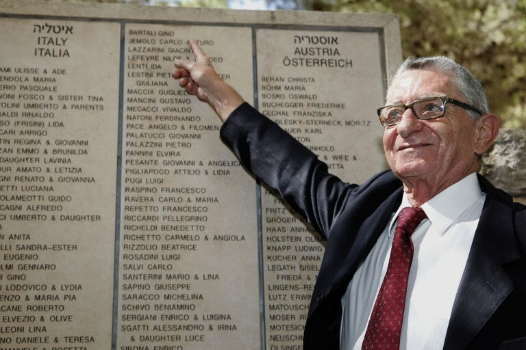 Syn Gino Bartalego, Andrea, wskazuje swojego ojca na tablicy pamiątkowej w muzeum Yad Vashem