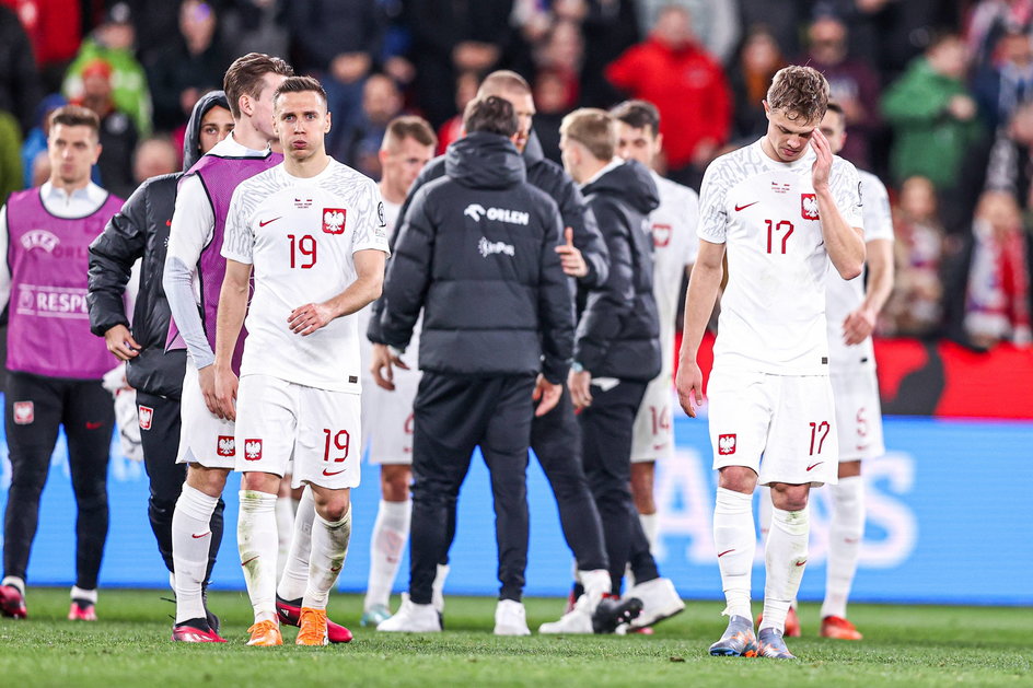 Robert Gumny (pierwszy z prawej) po meczu Czechy - Polska