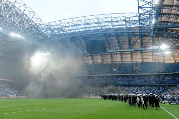 18520338 - PIŁKA NOŻNA EKSTRAKLASA LECH POZNAŃ LEGIA WARSZAWA (Interwencja policji)