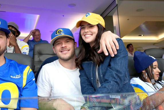 Komik Jimmy Tatro i aktorka Zoey Deutch na Super Bowl 2022