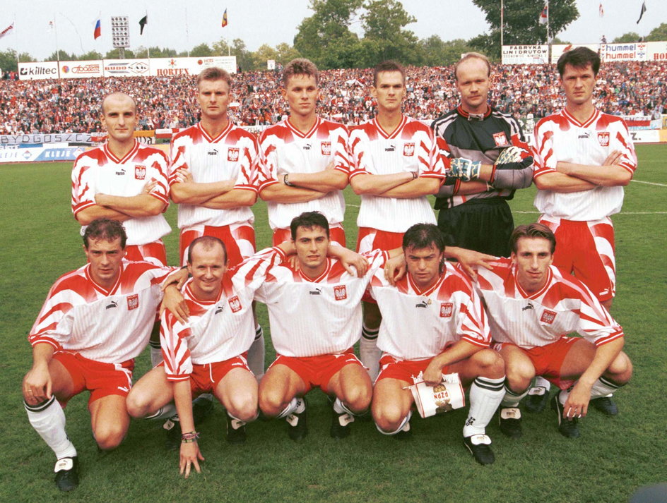 Reprezentacja Polski AD 1995. Dolny rząd od lewej: Marek Koźmiński, Tomasz Wieszczycki, Piotr Świerczewski, Roman Kosecki i Tomasz Iwan. Górny rząd od lewej: Jacek Bednarz, Andrzej Juskowiak, Tomasz Wałdoch, Waldemar Jaskulski, Andrzej Woźniak, Jacek Zieliński.