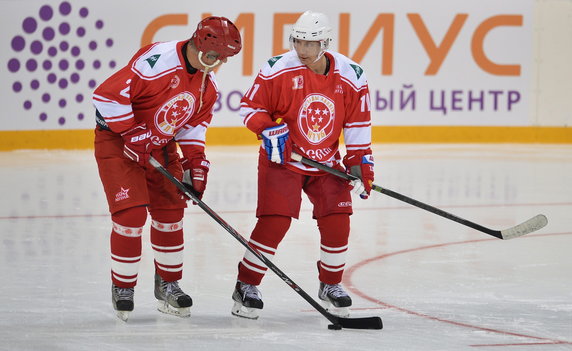 RUSSIA PUTIN ICE HOCKEY (Vladimir Putin takes part in a match between former Russian ice hockey stars and students)