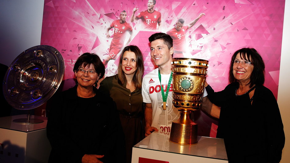 Robert Lewandowski z mamą (z prawej), siostrą oraz teściową