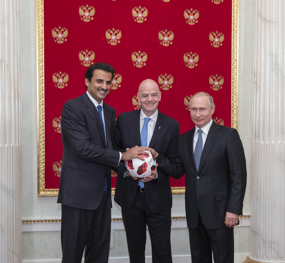 Od lewej: Sheikh Tamim bin Hamad Al Thani, Gianni Infantino i Władimir Putin