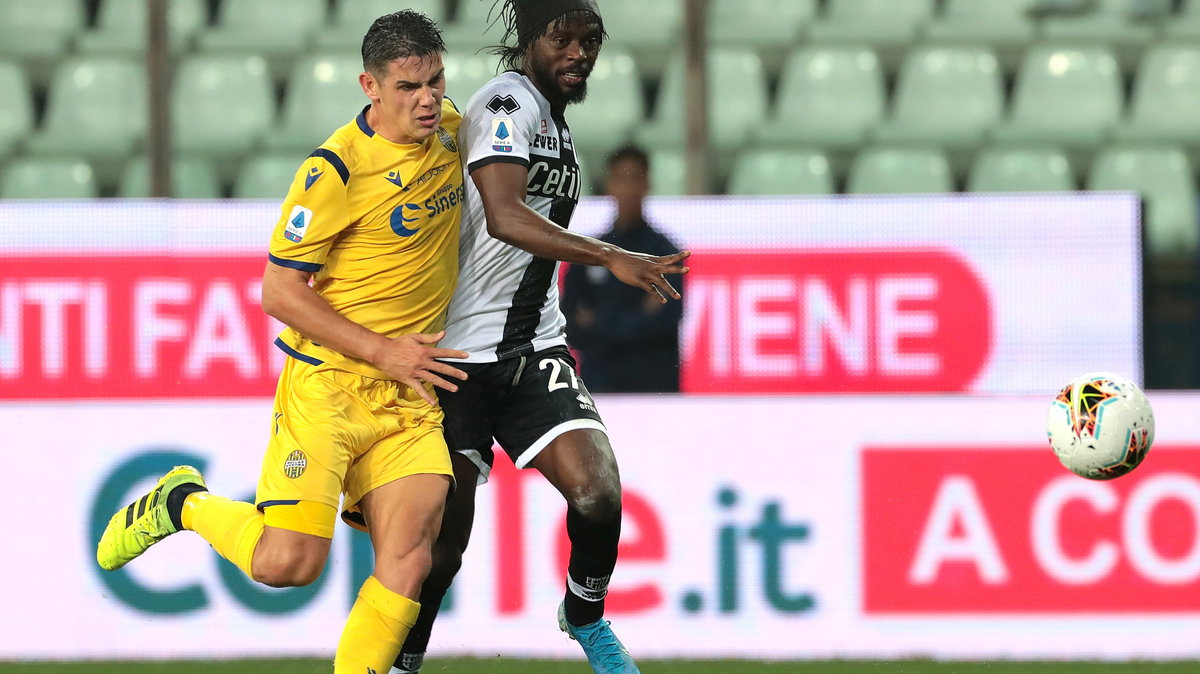 Mariusz Stępiński w meczu z Parma FC