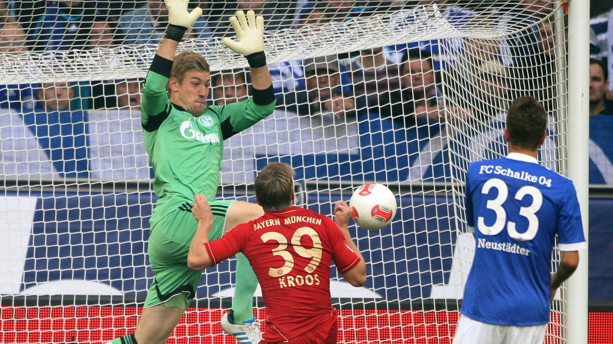 Lars Unnerstall (L), Toni Kroos (C)