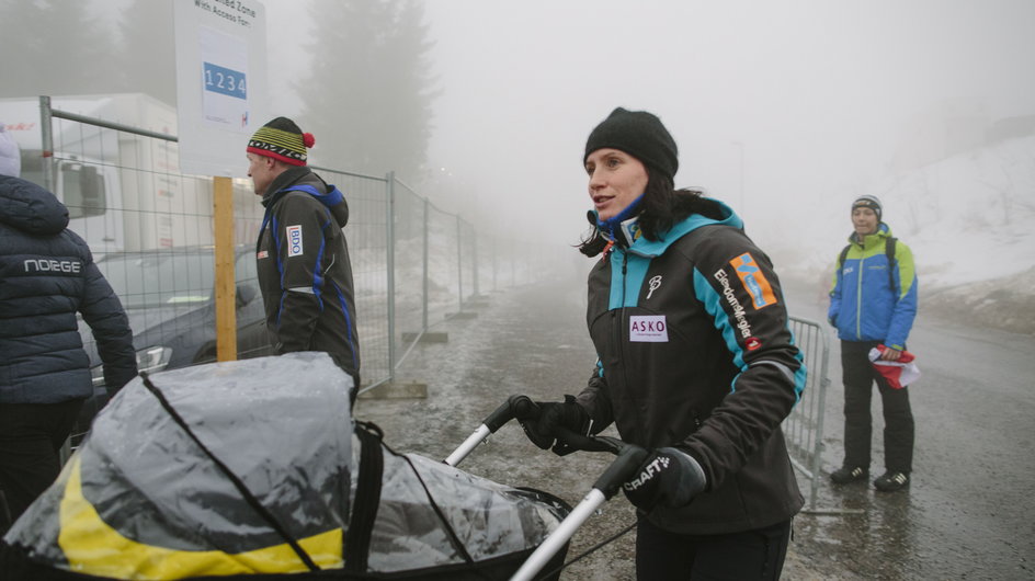 Marit Bjoergen z wózkiem