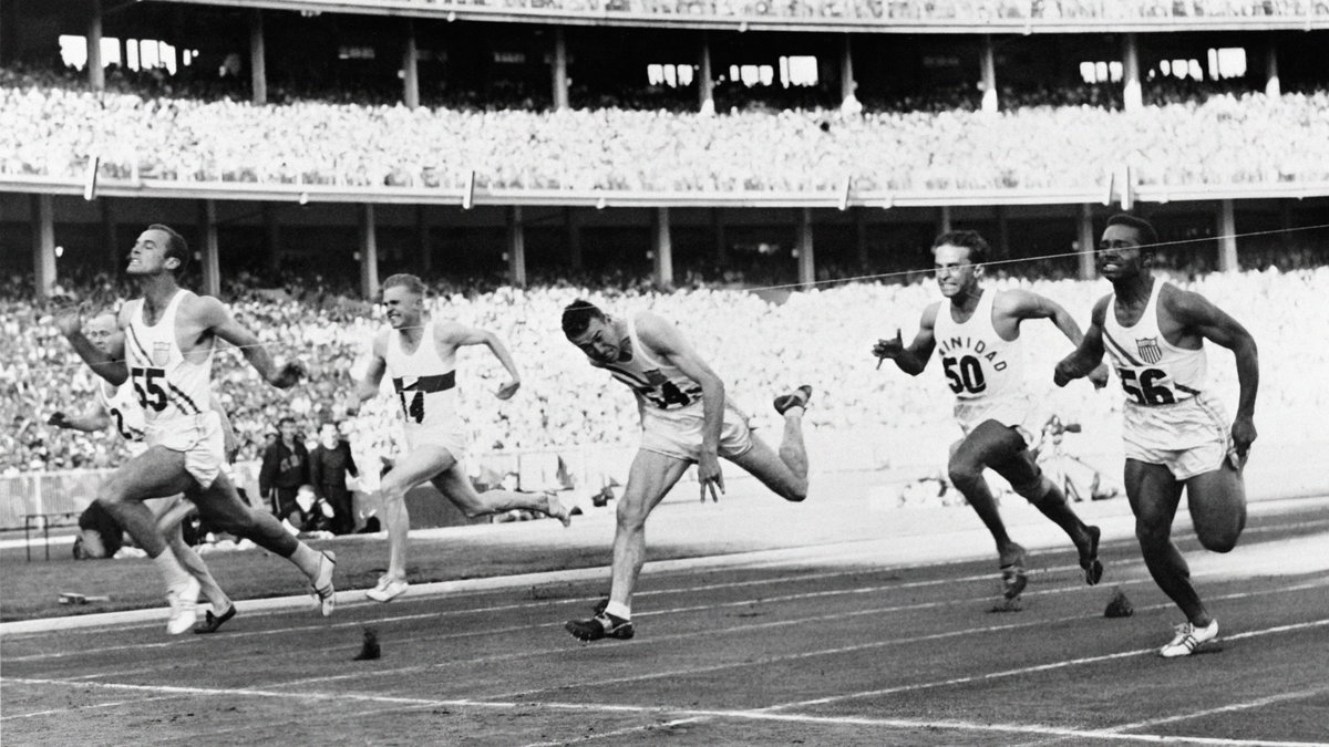 Bobby Joe Morrow (z lewej) wygrywa bieg na 100m na IO 1956