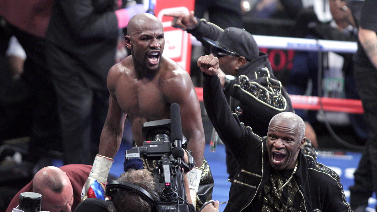 Floyd Mayweather Jr. razem ze swoim ojcem celebruje zwycięstwo nad Conorem McGregorem w 2017 roku.