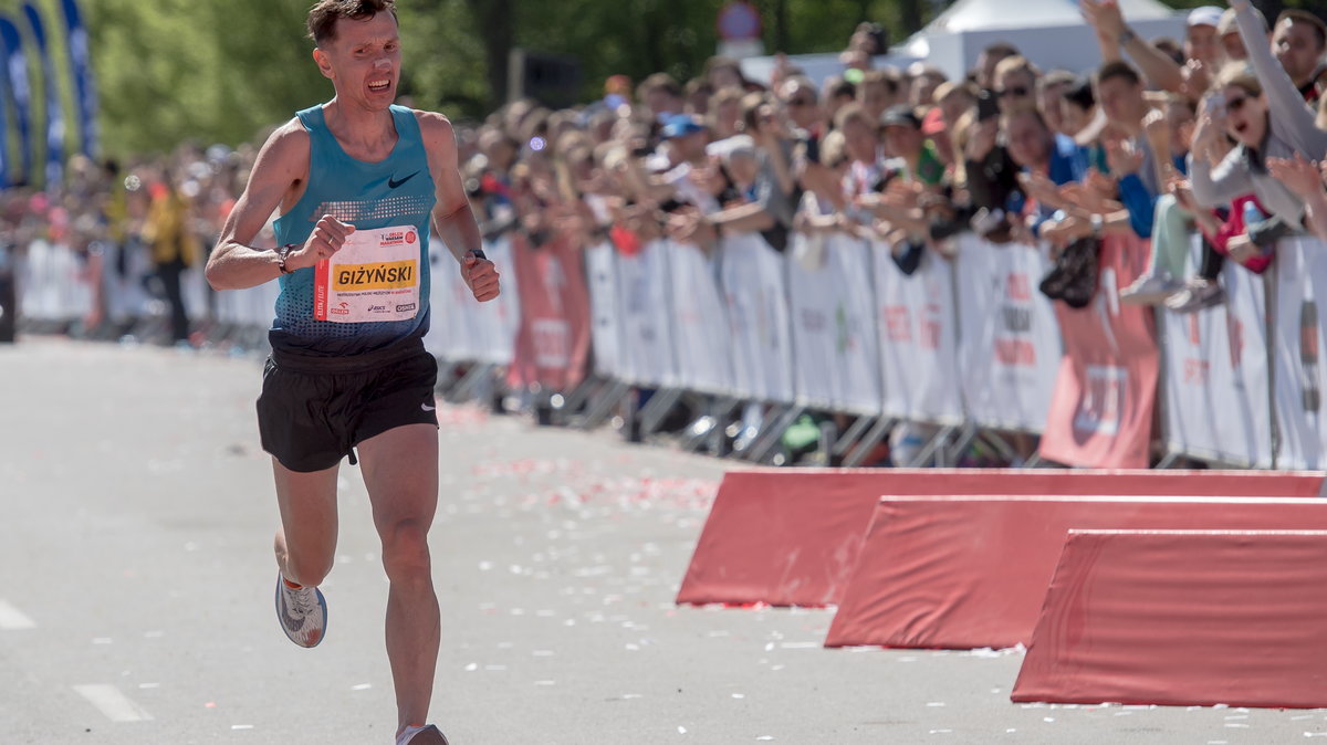 Mariusz Giżyński w kwietniu podczas Orlen Warsaw Marathonu, wywalczył wicemistrzostwo Polski na dystansie 42,195 km