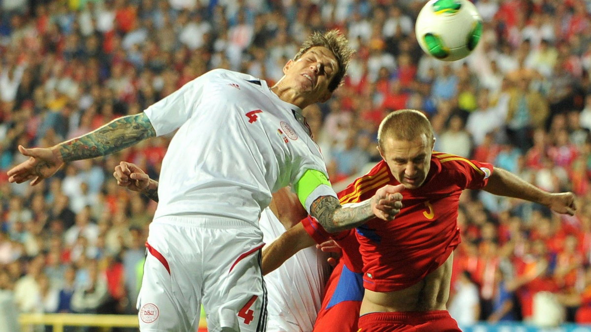 Daniel Agger walczy w powietrzu