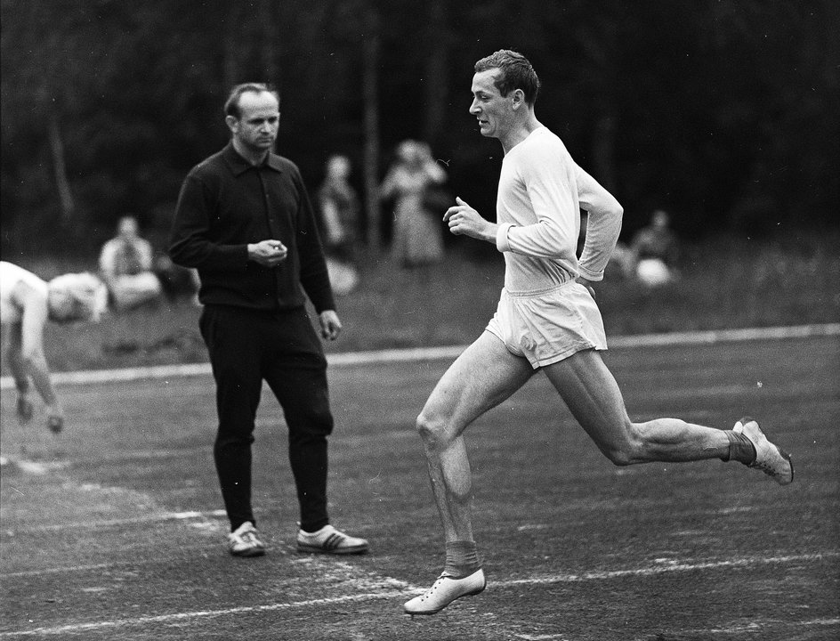 Zgrupowanie lekkoatletyczne w Ośrodku Przygotowań Olimpijskich w Spale. Z lewej trener Gerard Mach, z prawej Edmund Borowski (1967 r.)