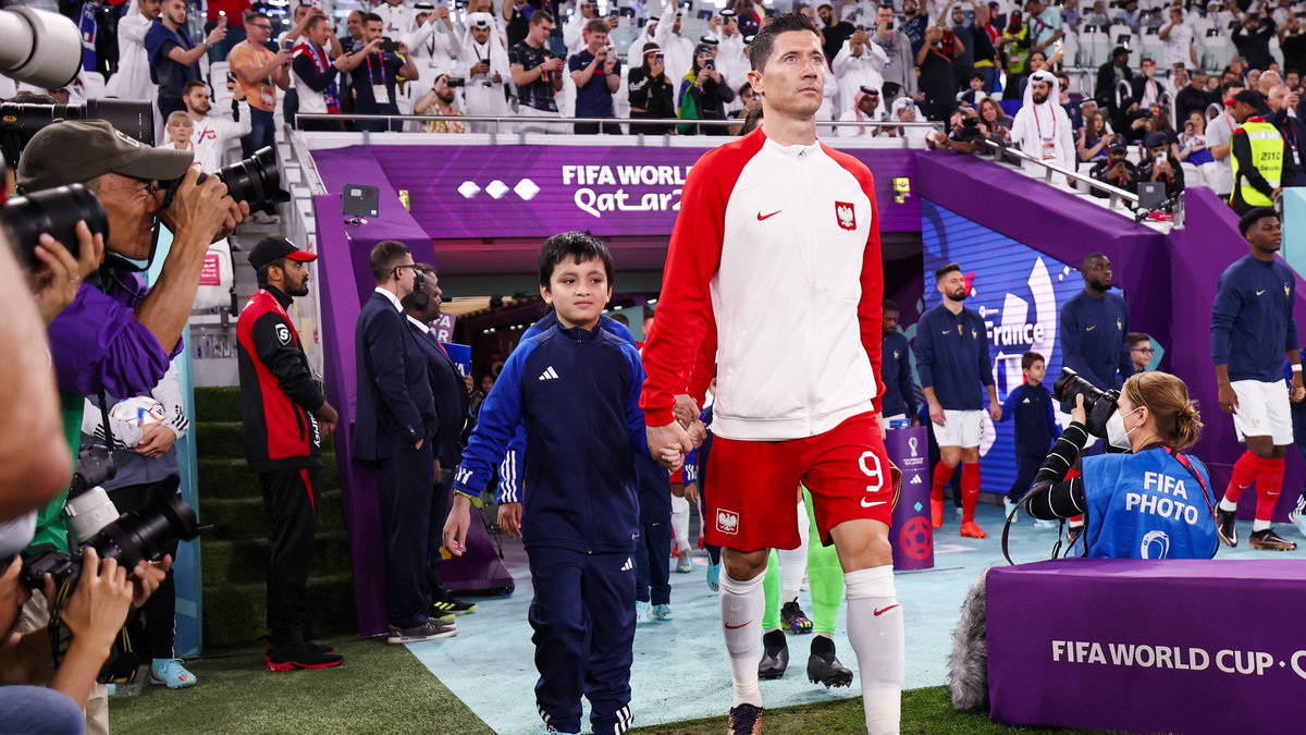 Robert Lewandowski podczas meczu z Francją, który zakończył udział Biało-Czerwonych na mistrzostwach świata w Katarze. 